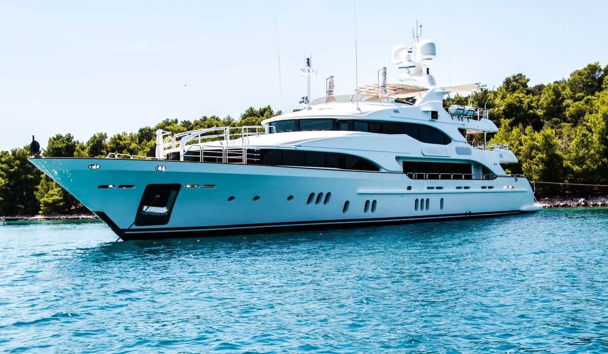 Dive right in: exploring Cuba’s bountiful marine life on board Far From It